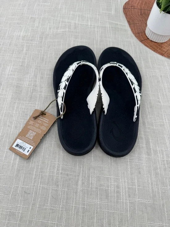 New OluKai Ohana Black and White Floral Flip Flops - NWT - Picture 3 of 6